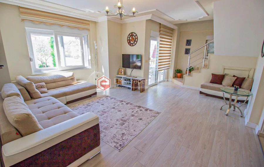 Geräumiges Penthouse mit Blick auf die Natur zum Verkauf in Antalya Side