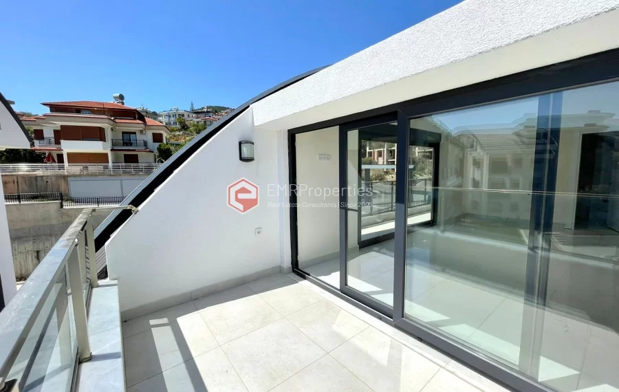 Качественный дуплекс пентхауса с 3 спальнями на продажу в Тепе Аланья