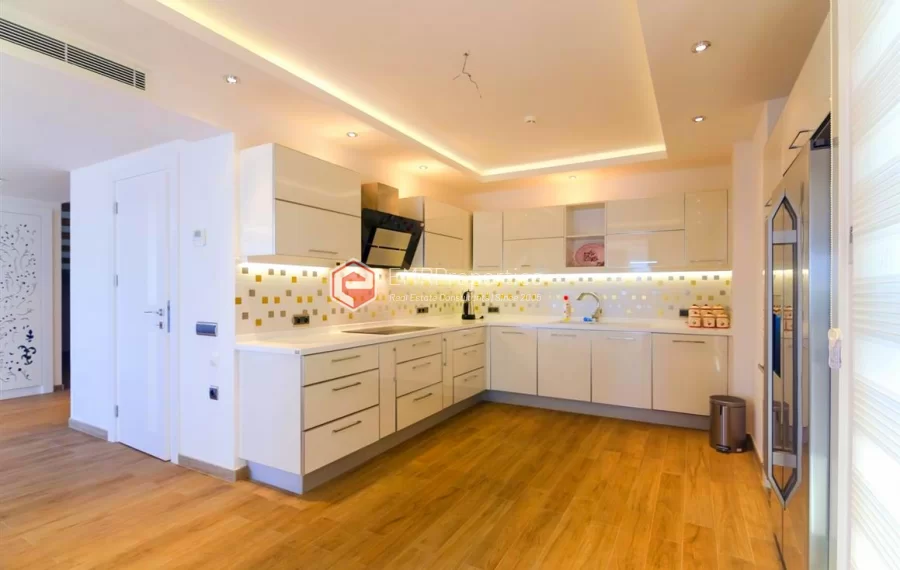 Zeitgenössische Wohnvilla mit 6 Zimmer zum Verkauf in Konakli