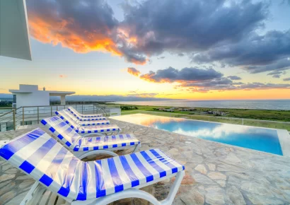 Замечательные апартаменты на берегу моря на продажу в Газиверене на Кипре