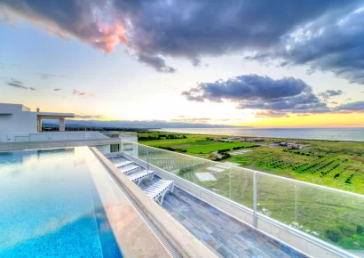 Замечательные апартаменты на берегу моря на продажу в Газиверене на Кипре