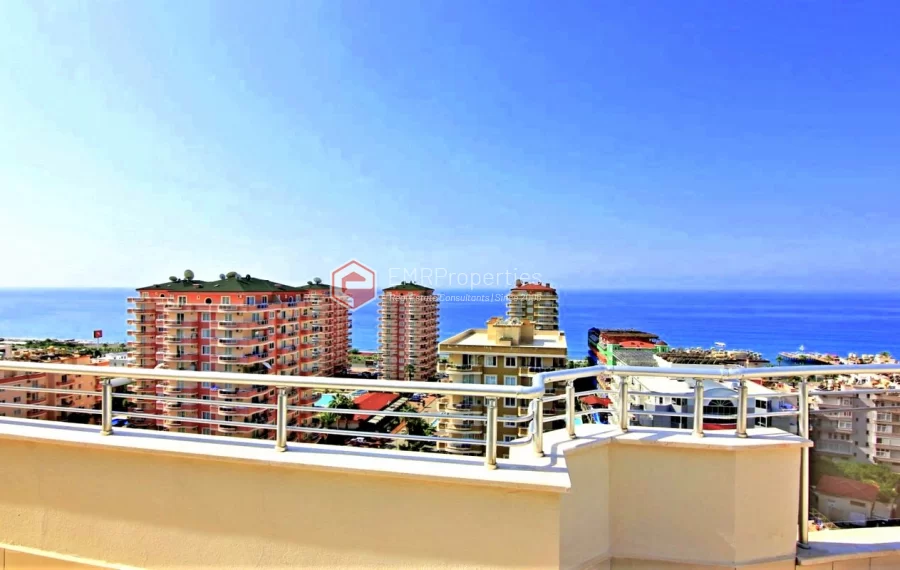 Luksuzni penthouse sa 4 spavace sobe sa velikom terasom i panoramskim pogledom na prodaju u Mahmutla