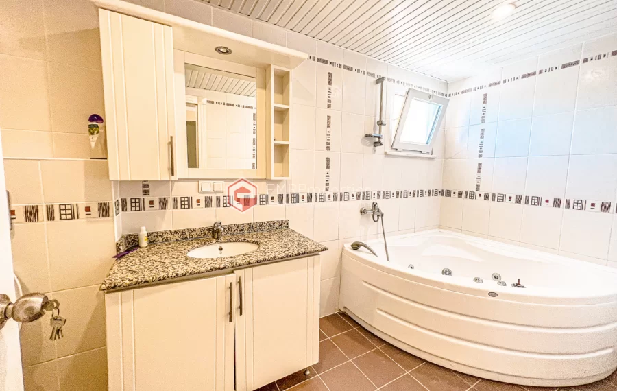 Пентхаус-дуплекс с 4 спальнями и видом на море на продажу в Махмутларе