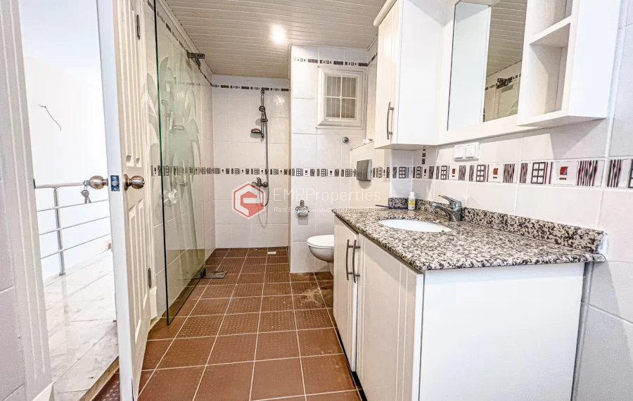 Пентхаус-дуплекс с 4 спальнями и видом на море на продажу в Махмутларе