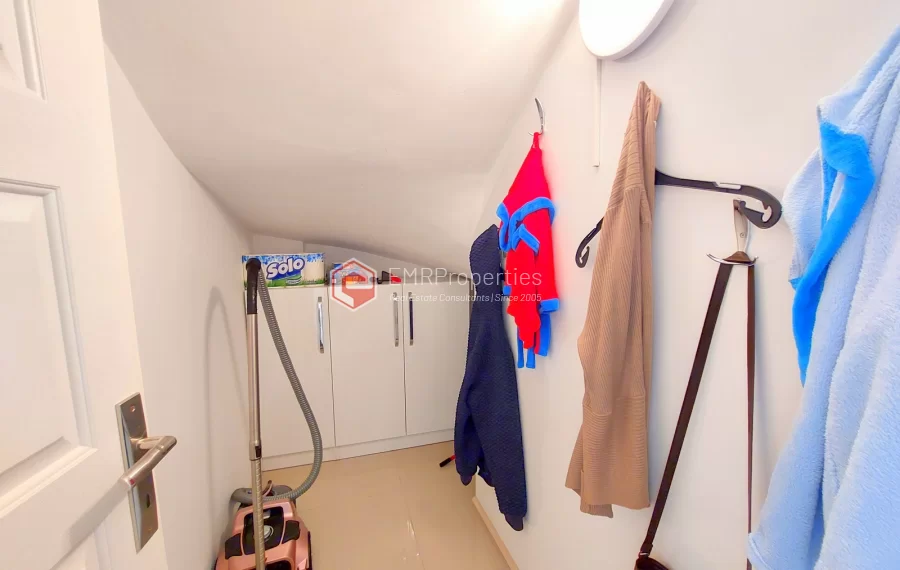 Роскошная двухуровневая вилла с 2 спальнями и прекрасным видом на природу и море.