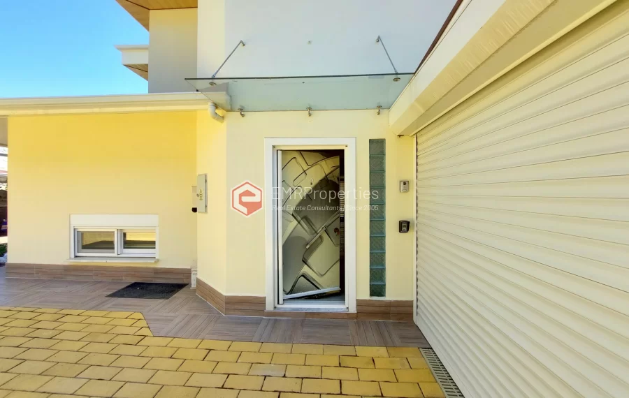 Роскошная двухуровневая вилла с 2 спальнями и прекрасным видом на природу и море.