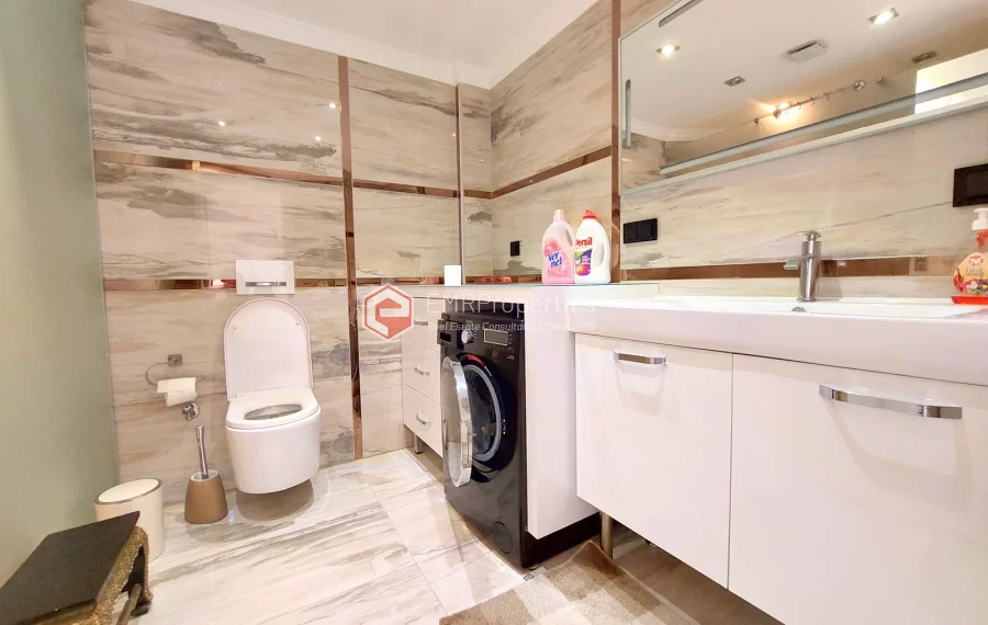 Роскошная двухуровневая вилла с 2 спальнями и прекрасным видом на природу и море.