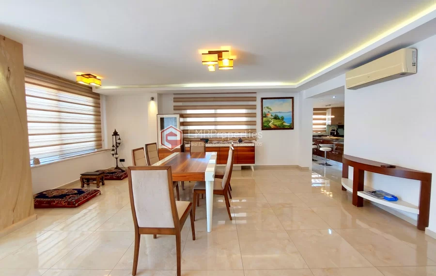 Роскошная двухуровневая вилла с 2 спальнями и прекрасным видом на природу и море.