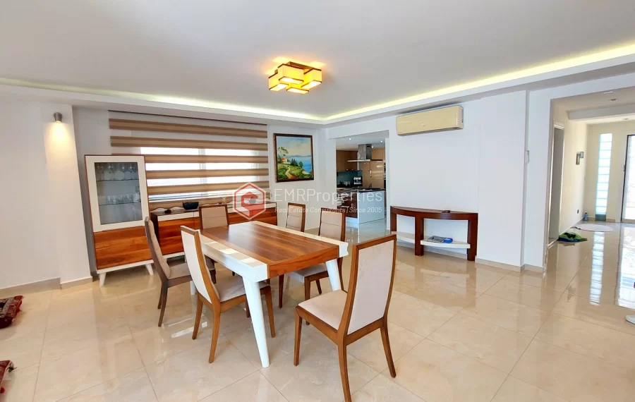 Роскошная двухуровневая вилла с 2 спальнями и прекрасным видом на природу и море.