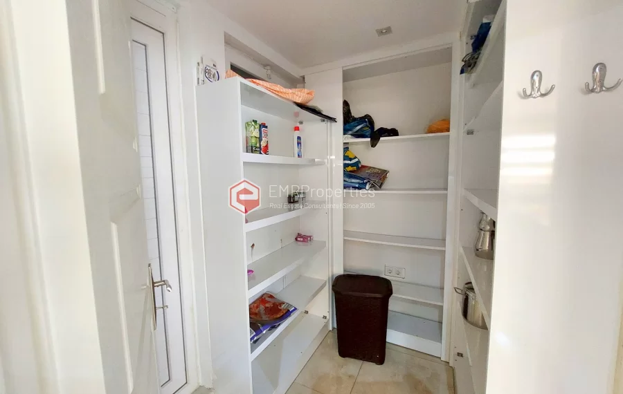 Роскошная двухуровневая вилла с 2 спальнями и прекрасным видом на природу и море.