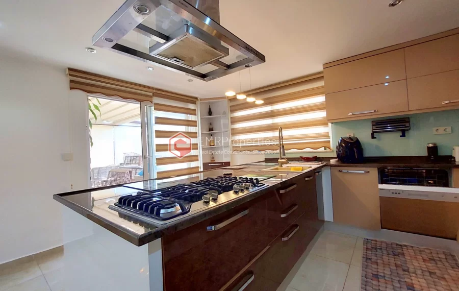 Роскошная двухуровневая вилла с 2 спальнями и прекрасным видом на природу и море.