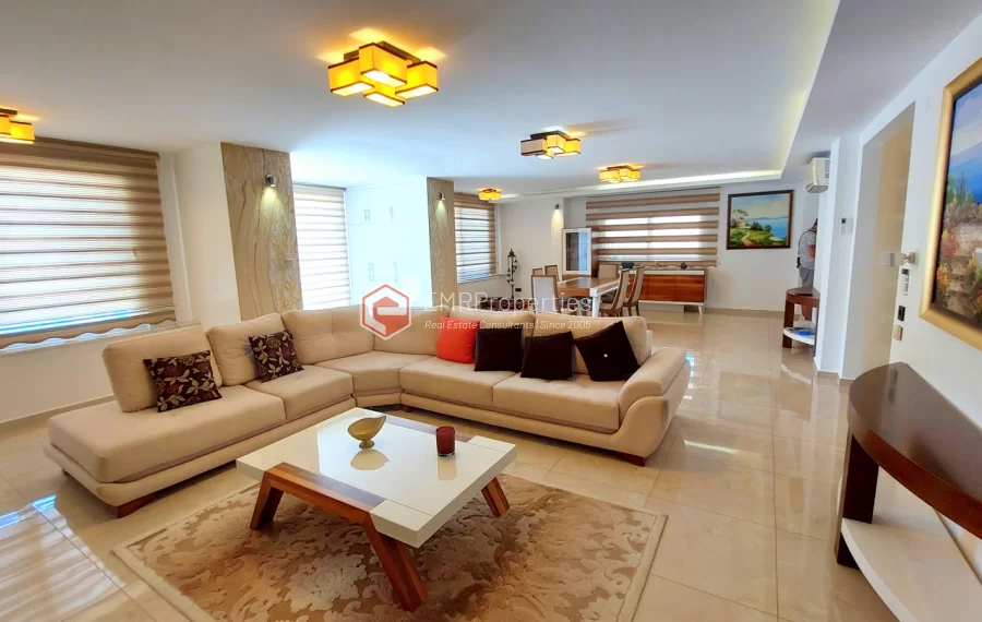 Роскошная двухуровневая вилла с 2 спальнями и прекрасным видом на природу и море.