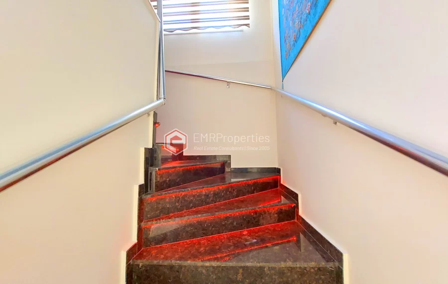 Роскошная двухуровневая вилла с 2 спальнями и прекрасным видом на природу и море.