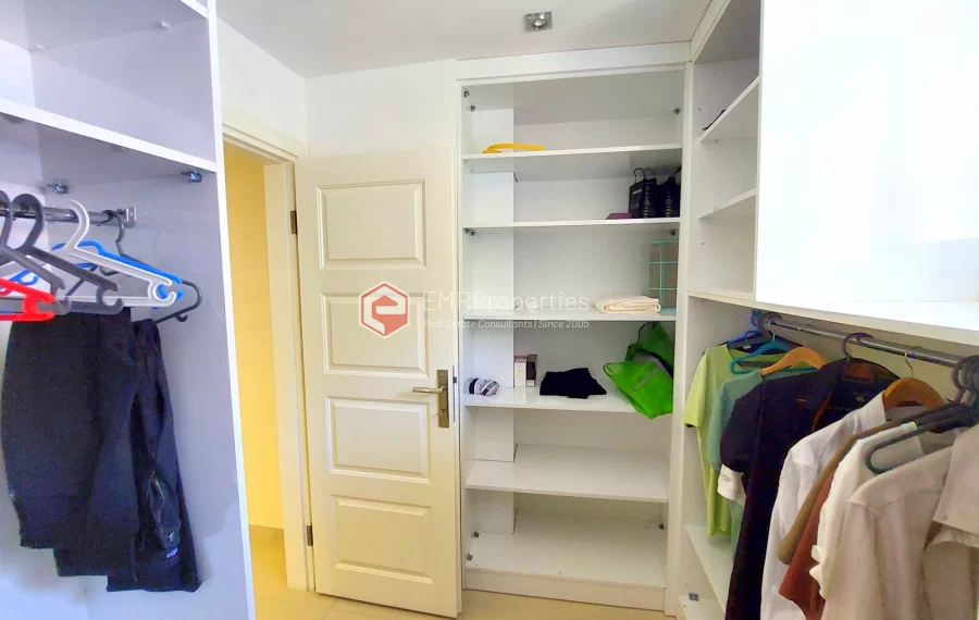 Роскошная двухуровневая вилла с 2 спальнями и прекрасным видом на природу и море.