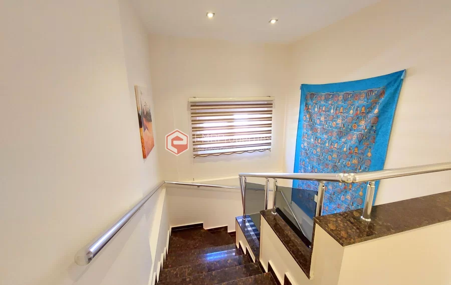 Роскошная двухуровневая вилла с 2 спальнями и прекрасным видом на природу и море.