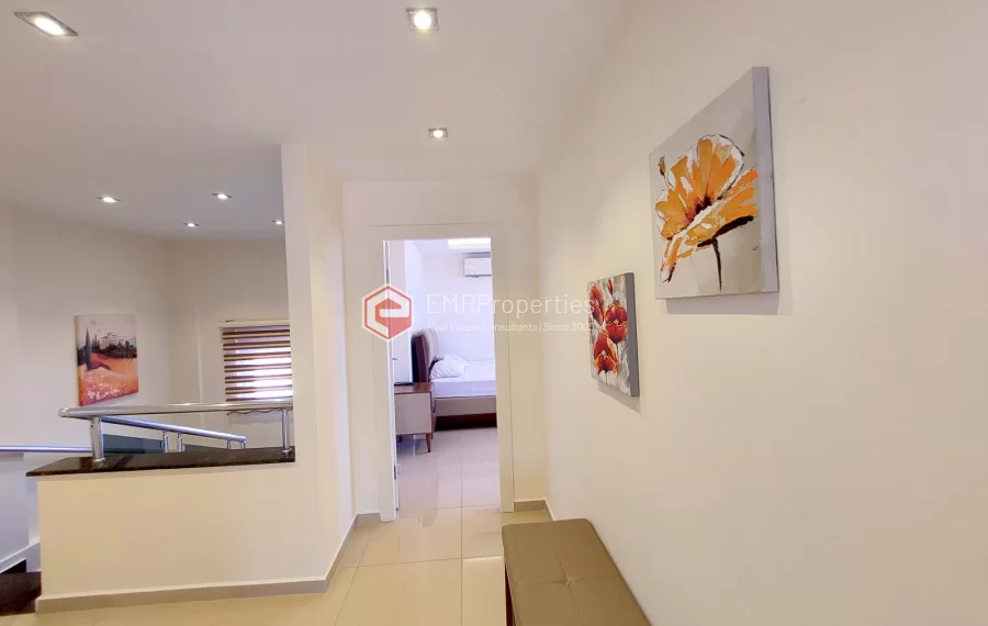 Роскошная двухуровневая вилла с 2 спальнями и прекрасным видом на природу и море.