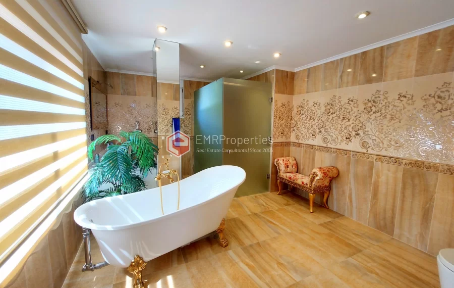 Роскошная двухуровневая вилла с 2 спальнями и прекрасным видом на природу и море.