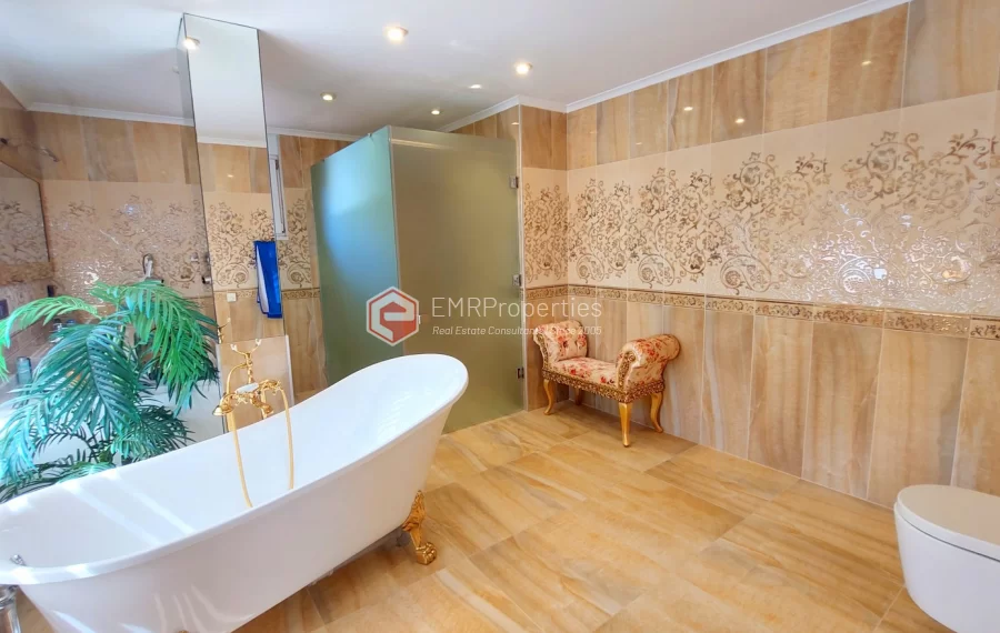 Роскошная двухуровневая вилла с 2 спальнями и прекрасным видом на природу и море.