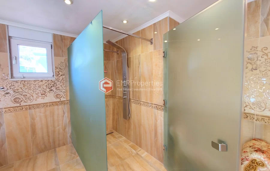 Роскошная двухуровневая вилла с 2 спальнями и прекрасным видом на природу и море.