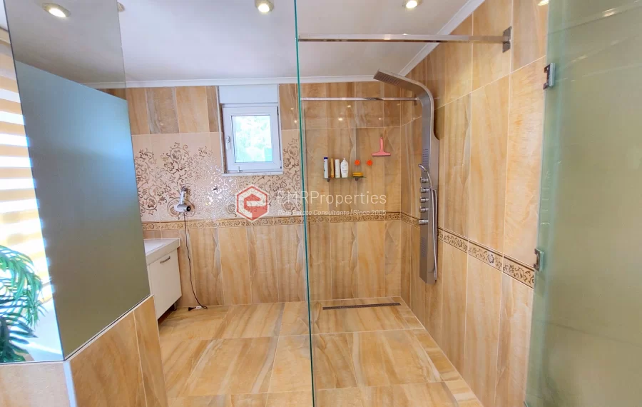 Роскошная двухуровневая вилла с 2 спальнями и прекрасным видом на природу и море.