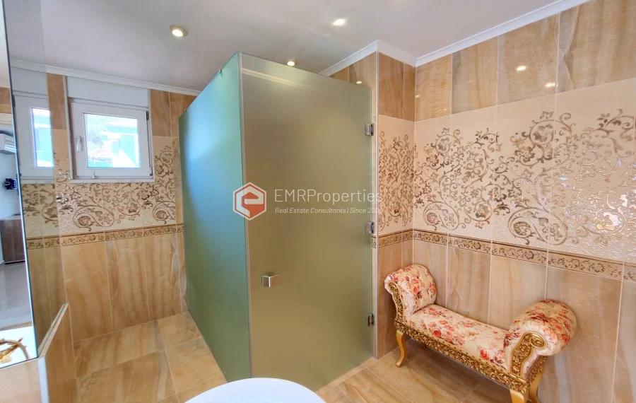 Роскошная двухуровневая вилла с 2 спальнями и прекрасным видом на природу и море.