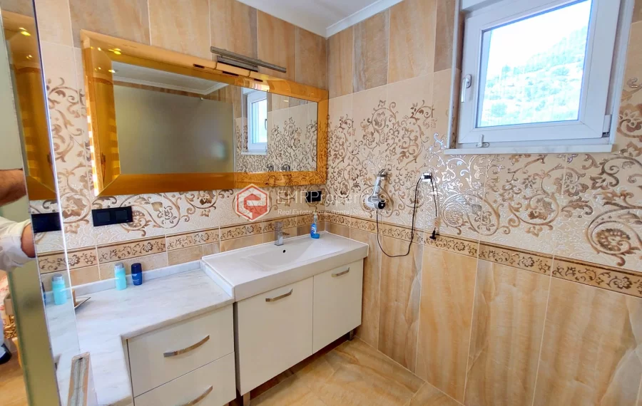 Роскошная двухуровневая вилла с 2 спальнями и прекрасным видом на природу и море.