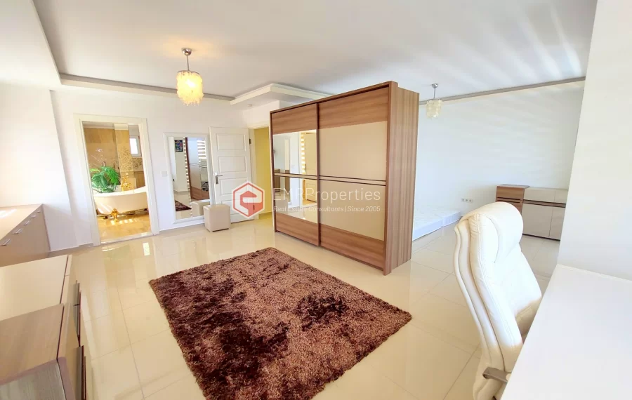 Роскошная двухуровневая вилла с 2 спальнями и прекрасным видом на природу и море.