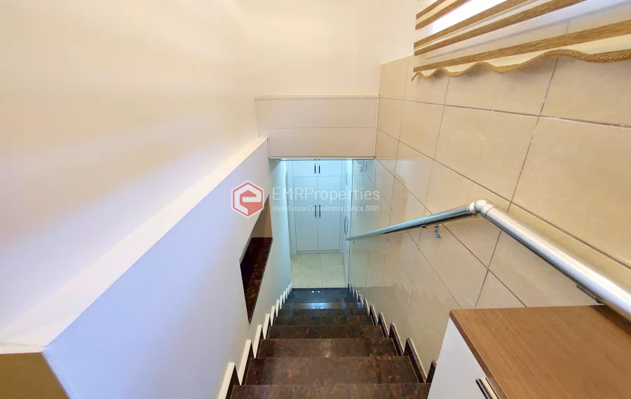 Роскошная двухуровневая вилла с 2 спальнями и прекрасным видом на природу и море.