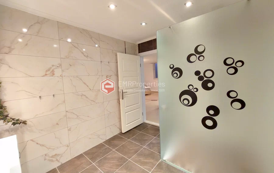 Роскошная двухуровневая вилла с 2 спальнями и прекрасным видом на природу и море.