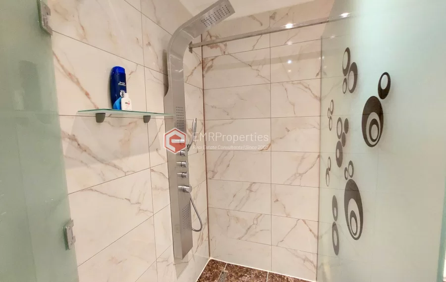 Роскошная двухуровневая вилла с 2 спальнями и прекрасным видом на природу и море.