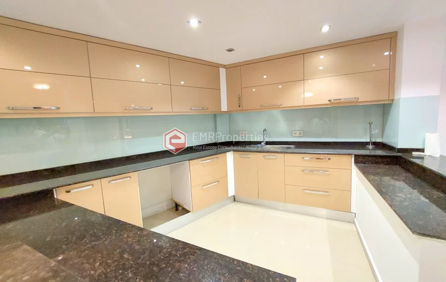 Роскошная двухуровневая вилла с 2 спальнями и прекрасным видом на природу и море.