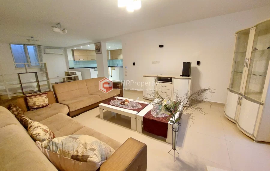 Роскошная двухуровневая вилла с 2 спальнями и прекрасным видом на природу и море.