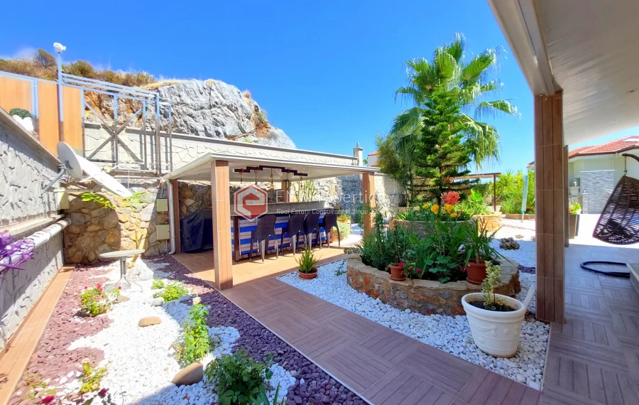 Роскошная двухуровневая вилла с 2 спальнями и прекрасным видом на природу и море.