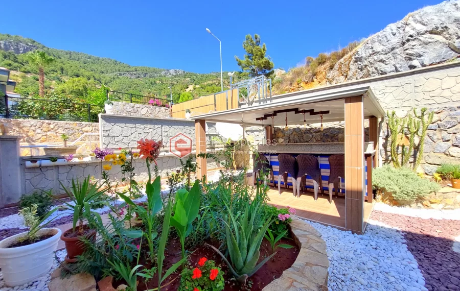 Роскошная двухуровневая вилла с 2 спальнями и прекрасным видом на природу и море.