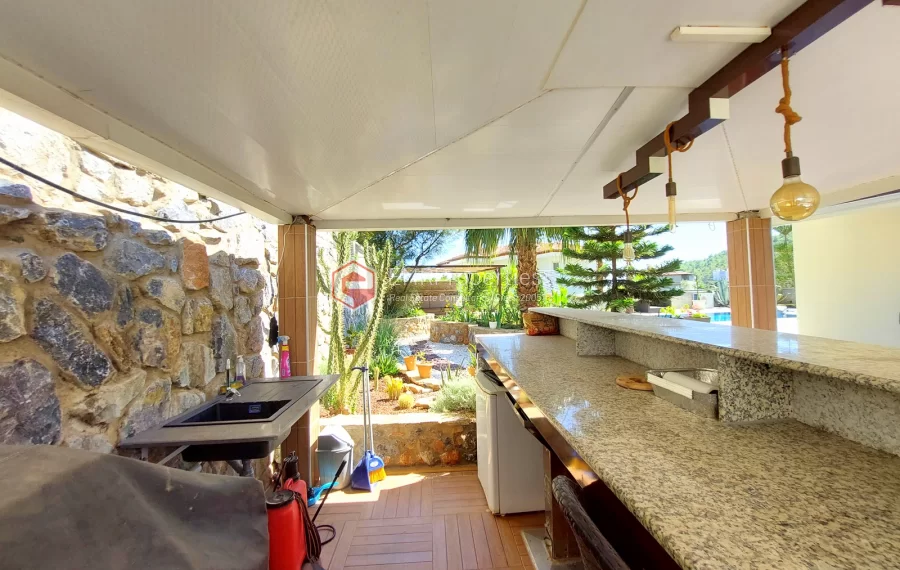 Роскошная двухуровневая вилла с 2 спальнями и прекрасным видом на природу и море.