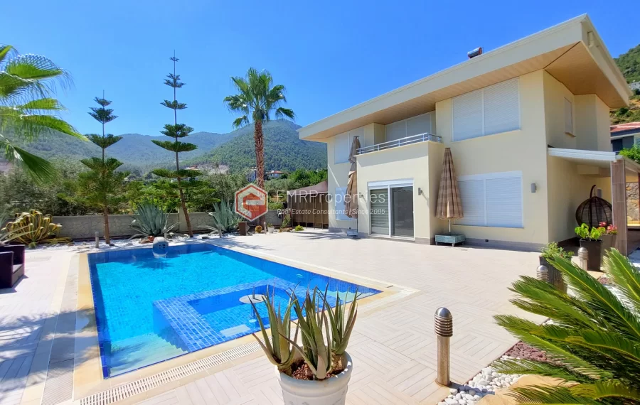 Роскошная двухуровневая вилла с 2 спальнями и прекрасным видом на природу и море.