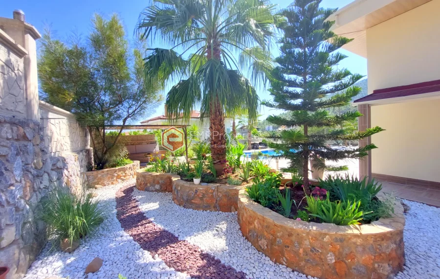 Роскошная двухуровневая вилла с 2 спальнями и прекрасным видом на природу и море.