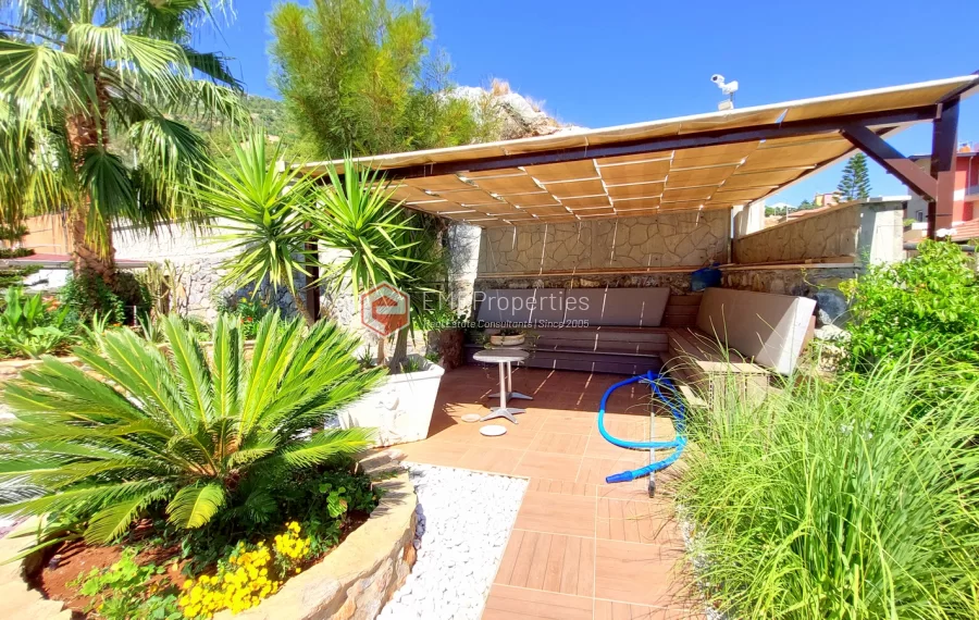 Роскошная двухуровневая вилла с 2 спальнями и прекрасным видом на природу и море.