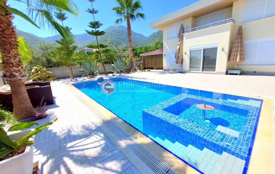 Роскошная двухуровневая вилла с 2 спальнями и прекрасным видом на природу и море.