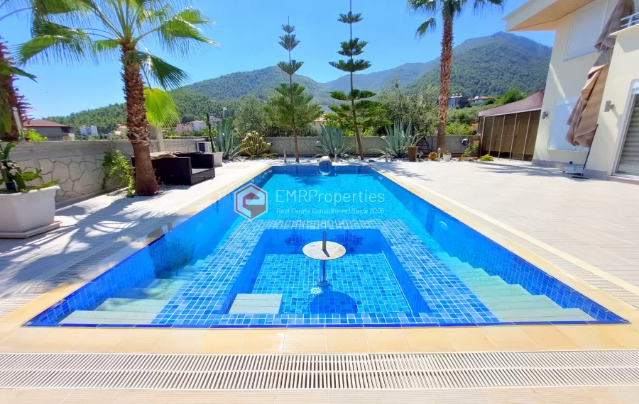 Роскошная двухуровневая вилла с 2 спальнями и прекрасным видом на природу и море.