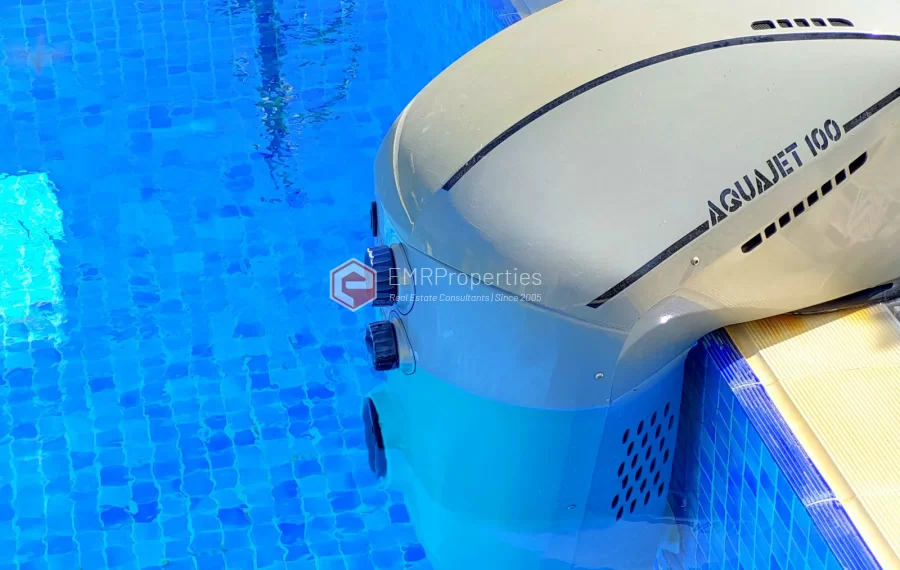 Роскошная двухуровневая вилла с 2 спальнями и прекрасным видом на природу и море.