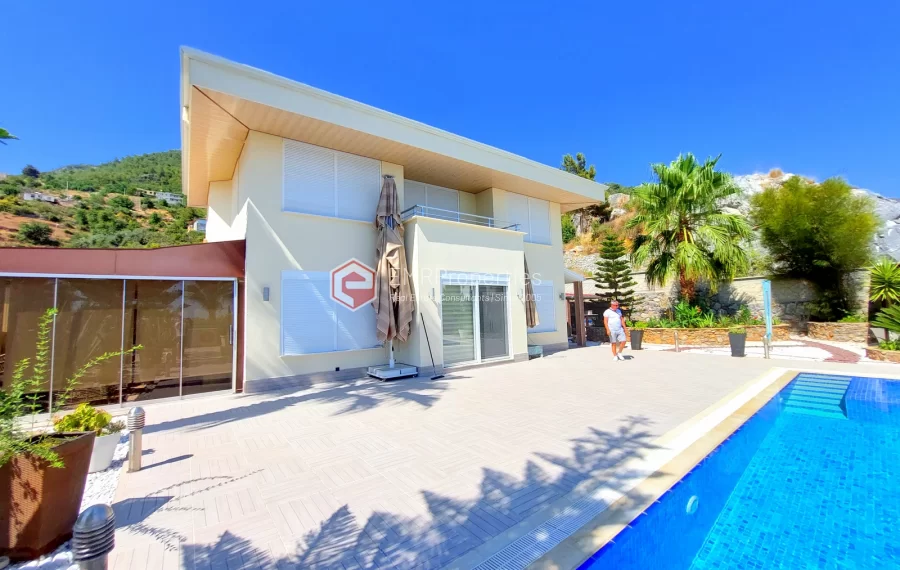 Роскошная двухуровневая вилла с 2 спальнями и прекрасным видом на природу и море.