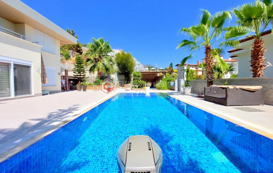 Роскошная двухуровневая вилла с 2 спальнями и прекрасным видом на природу и море.