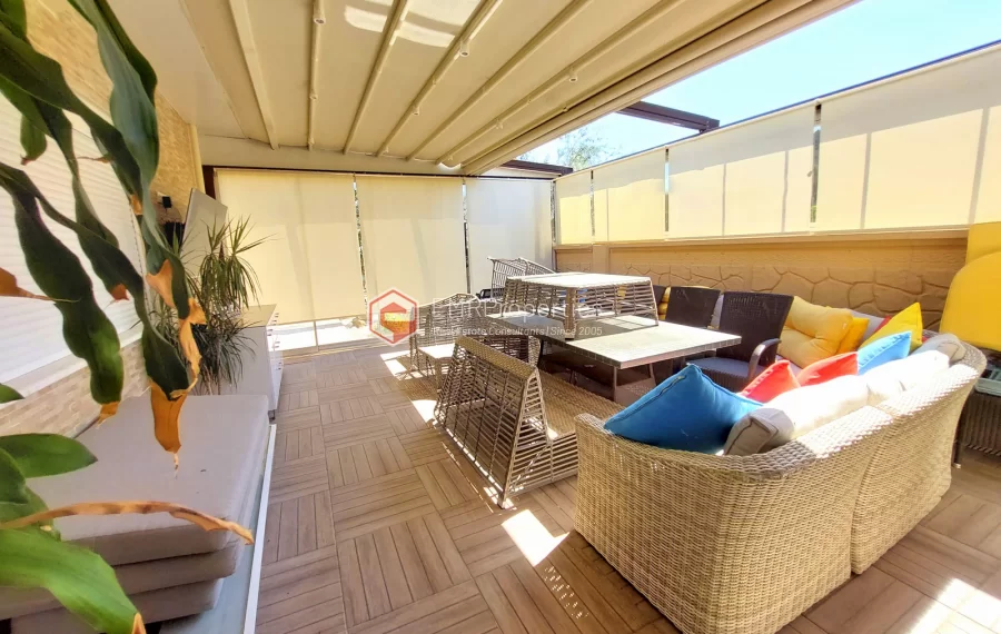 Роскошная двухуровневая вилла с 2 спальнями и прекрасным видом на природу и море.