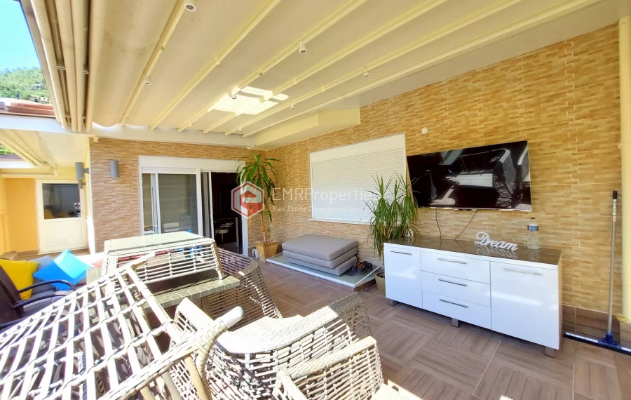 Роскошная двухуровневая вилла с 2 спальнями и прекрасным видом на природу и море.