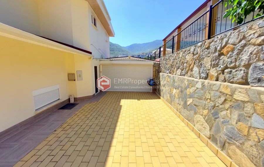 Роскошная двухуровневая вилла с 2 спальнями и прекрасным видом на природу и море.