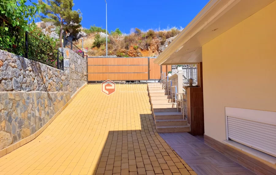 Роскошная двухуровневая вилла с 2 спальнями и прекрасным видом на природу и море.