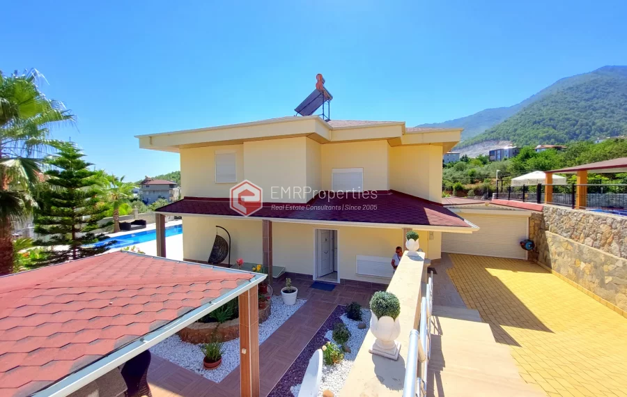 Роскошная двухуровневая вилла с 2 спальнями и прекрасным видом на природу и море.