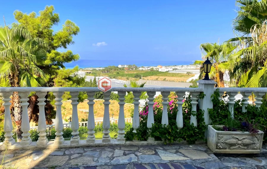 Ruhige, freistehende Villa mit 5 Zimmer, Whirlpool und Kamin zum Verkauf in Demirtasch