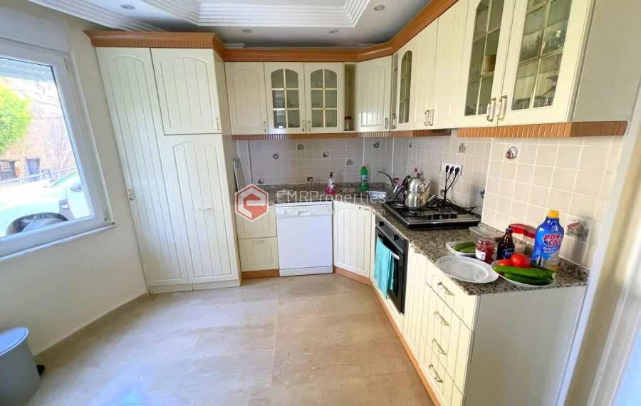 Ruhige, freistehende Villa mit 5 Zimmer, Whirlpool und Kamin zum Verkauf in Demirtasch